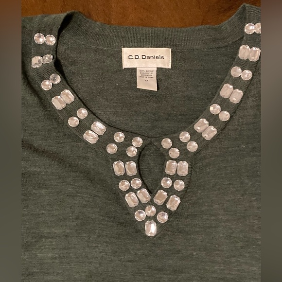 Ladies Size 1X Cathy Daniel’s Gray Top With Rhinestone Added To The  Neckline - Picture 11 of 16